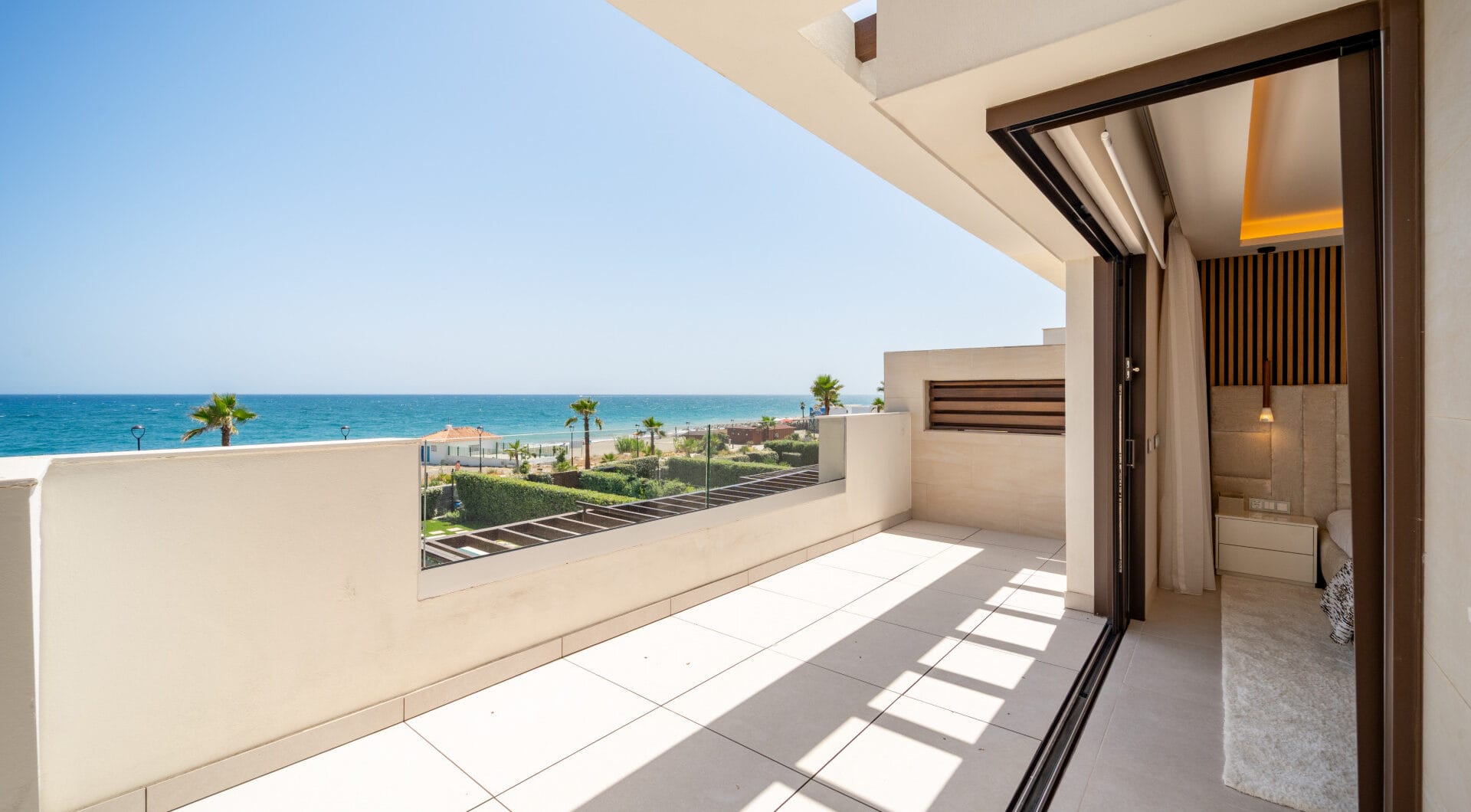 EXCLUSIVE BEACHSIDE TOWNHOUSE WITH PRIVATE POOL AND PANORAMIC SEA VIEWS