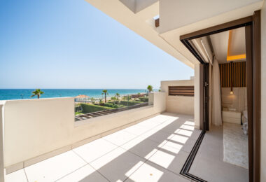 EXCLUSIVE BEACHSIDE TOWNHOUSE WITH PRIVATE POOL AND PANORAMIC SEA VIEWS