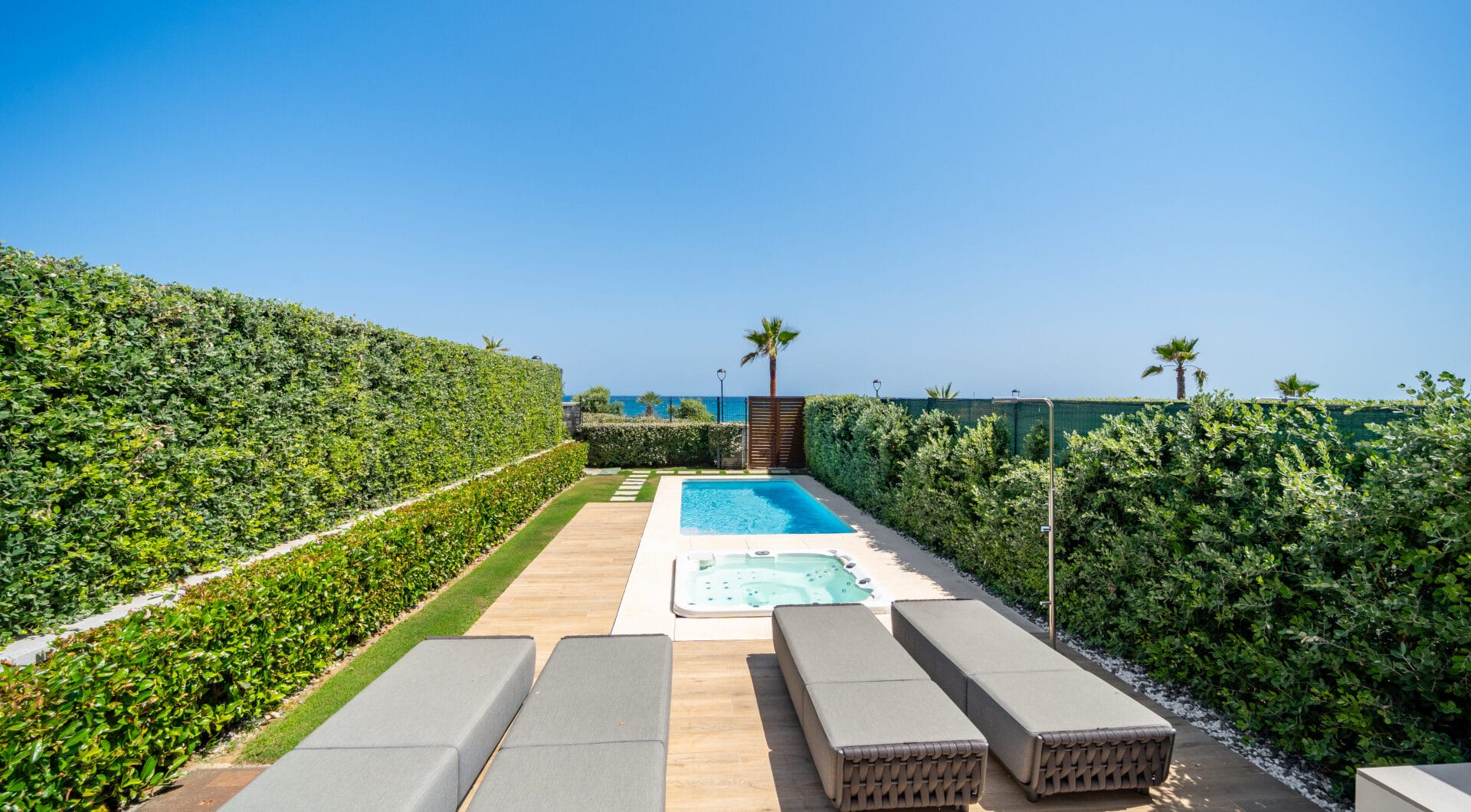 EXCLUSIVE BEACHSIDE TOWNHOUSE WITH PRIVATE POOL AND PANORAMIC SEA VIEWS
