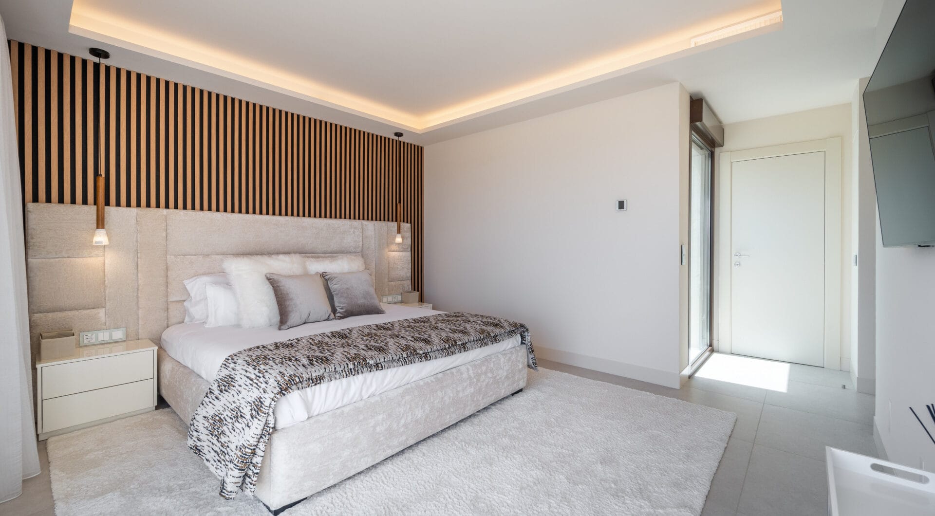 EXCLUSIVE BEACHSIDE TOWNHOUSE WITH PRIVATE POOL AND PANORAMIC SEA VIEWS