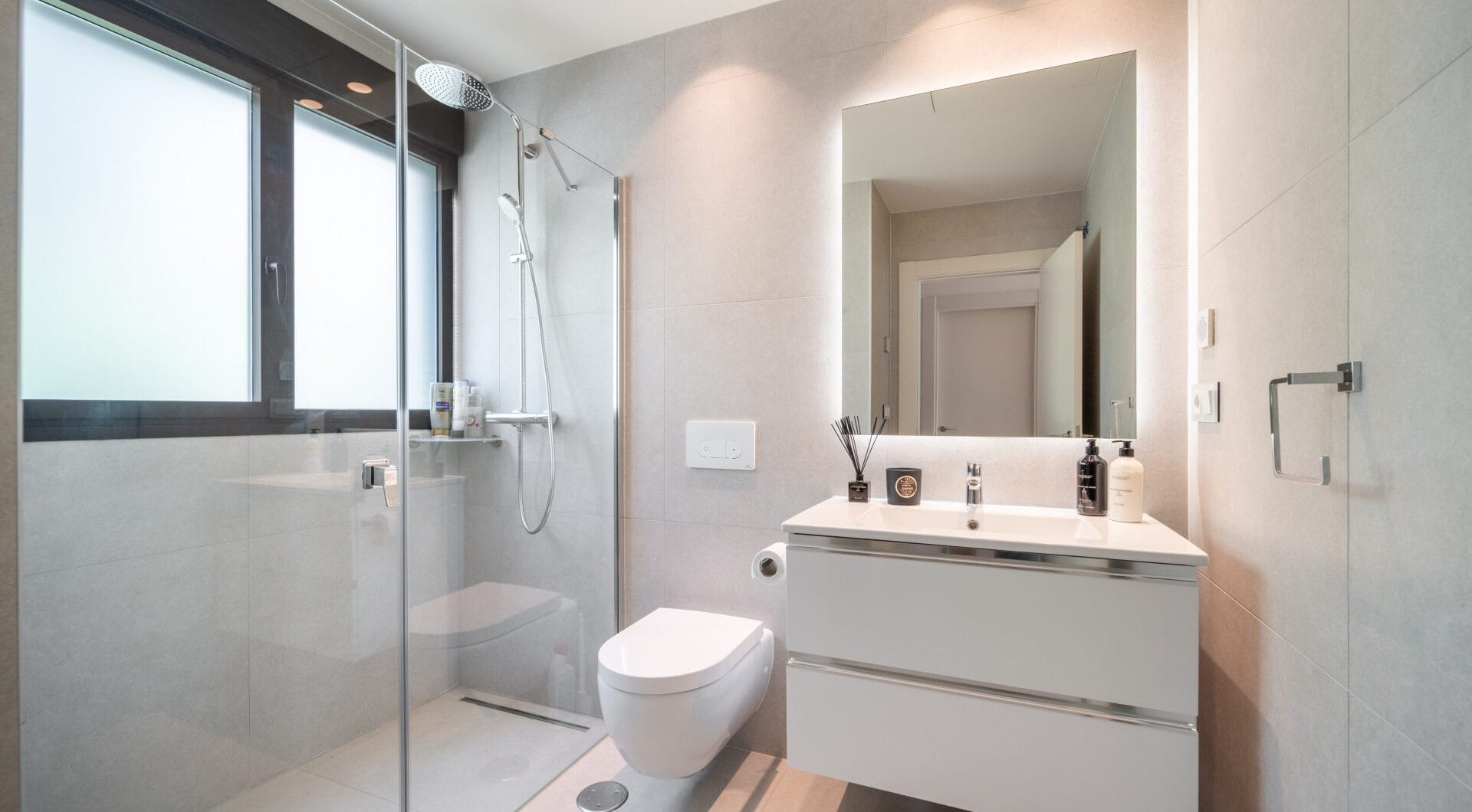 EXCLUSIVE BEACHSIDE TOWNHOUSE WITH PRIVATE POOL AND PANORAMIC SEA VIEWS