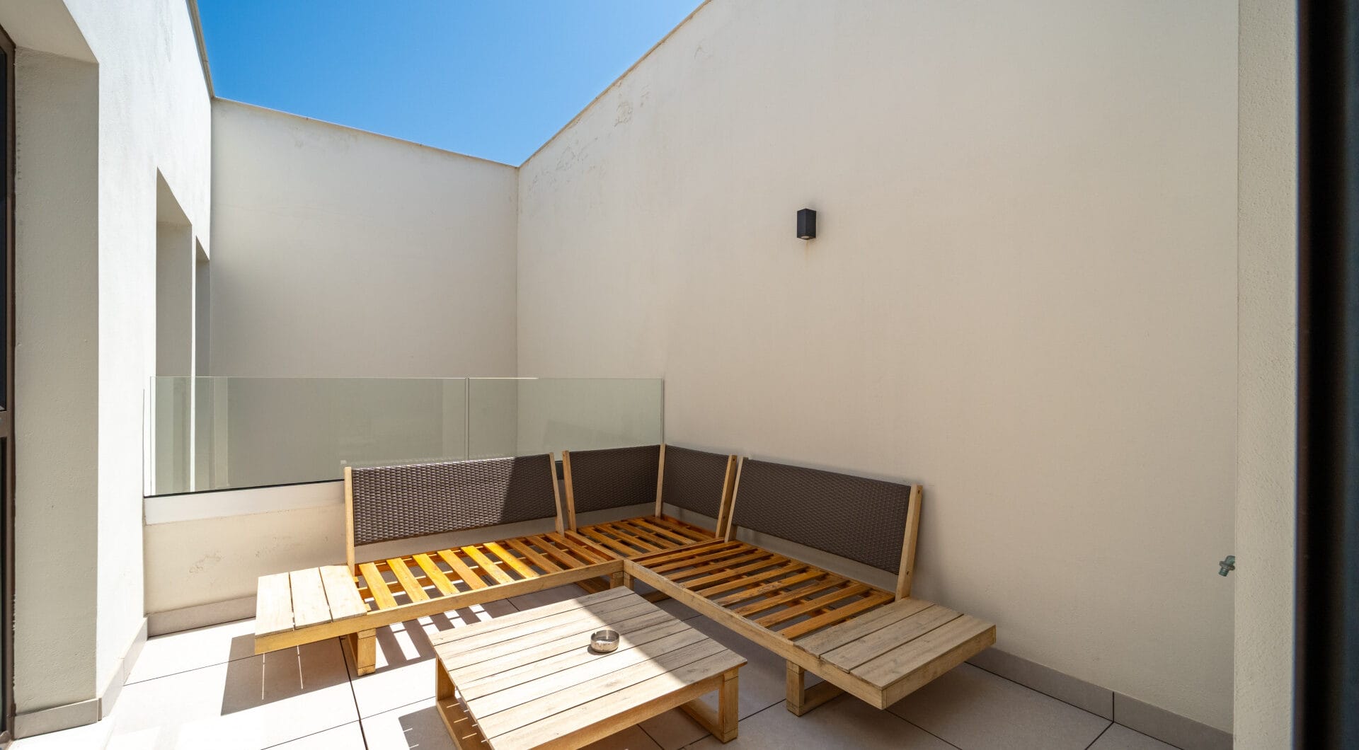 EXCLUSIVE BEACHSIDE TOWNHOUSE WITH PRIVATE POOL AND PANORAMIC SEA VIEWS