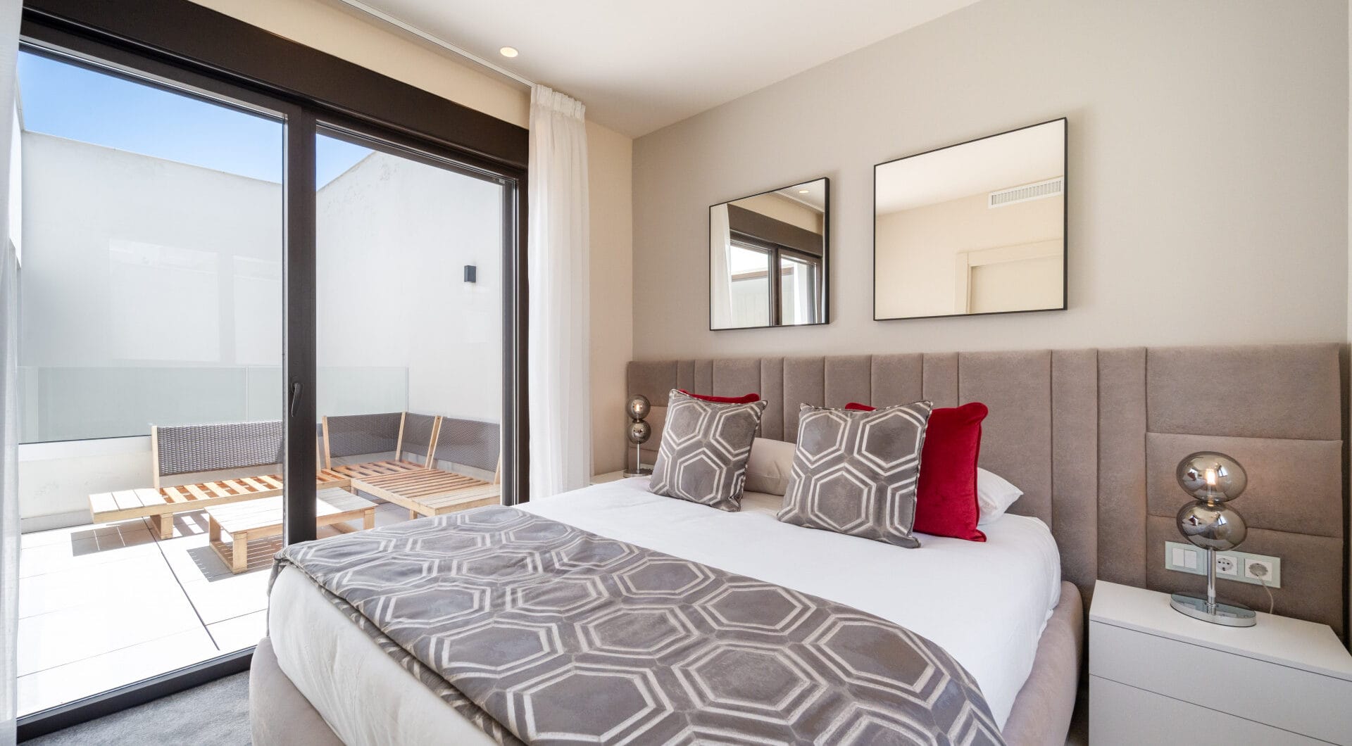 EXCLUSIVE BEACHSIDE TOWNHOUSE WITH PRIVATE POOL AND PANORAMIC SEA VIEWS