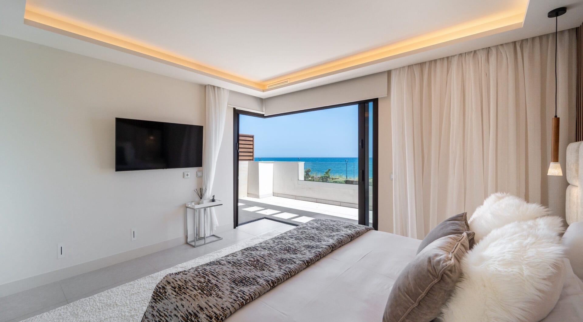 EXCLUSIVE BEACHSIDE TOWNHOUSE WITH PRIVATE POOL AND PANORAMIC SEA VIEWS