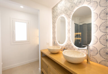 Fully Renovated 2-Bedroom Apartment Just 150m from the Beach – With Access to 4-Star Hotel Facilities