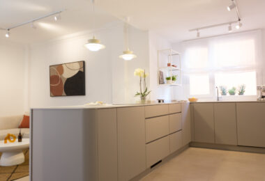 Fully Renovated 2-Bedroom Apartment Just 150m from the Beach – With Access to 4-Star Hotel Facilities