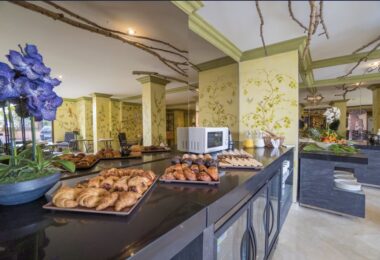 Fully Renovated 2-Bedroom Apartment Just 150m from the Beach – With Access to 4-Star Hotel Facilities