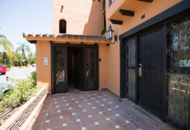 Fully Renovated 2-Bedroom Apartment Just 150m from the Beach – With Access to 4-Star Hotel Facilities