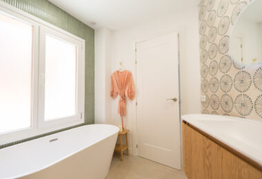 Fully Renovated 2-Bedroom Apartment Just 150m from the Beach – With Access to 4-Star Hotel Facilities