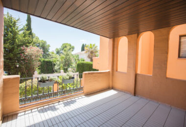 Fully Renovated 2-Bedroom Apartment Just 150m from the Beach – With Access to 4-Star Hotel Facilities