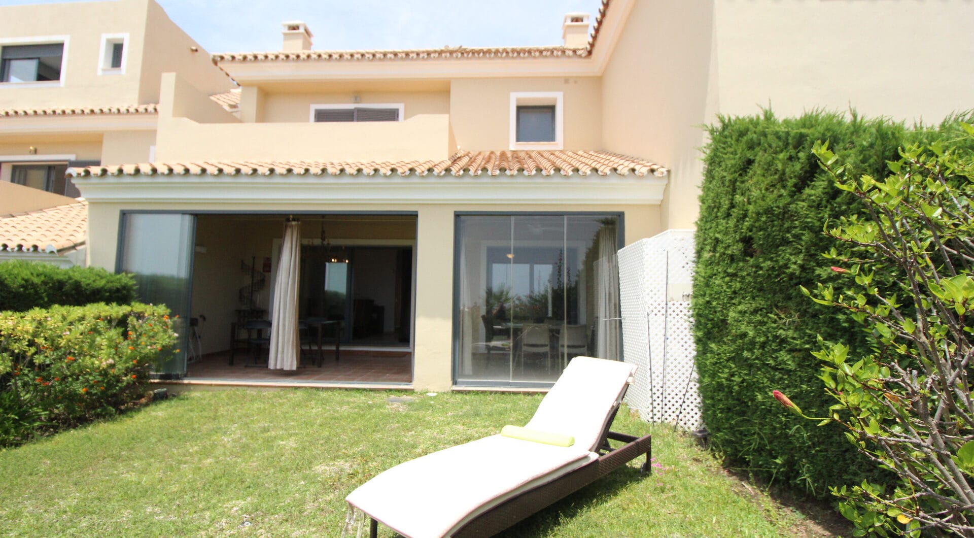 BEAUTIFULL AND PRIVATE SEMIDETACHED   OPEN VIEWS TO THE SEA