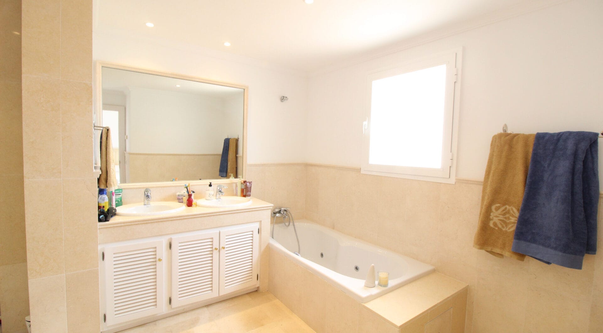 BEAUTIFULL AND PRIVATE SEMIDETACHED   OPEN VIEWS TO THE SEA