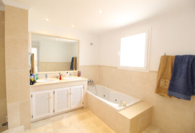 BEAUTIFULL AND PRIVATE SEMIDETACHED   OPEN VIEWS TO THE SEA