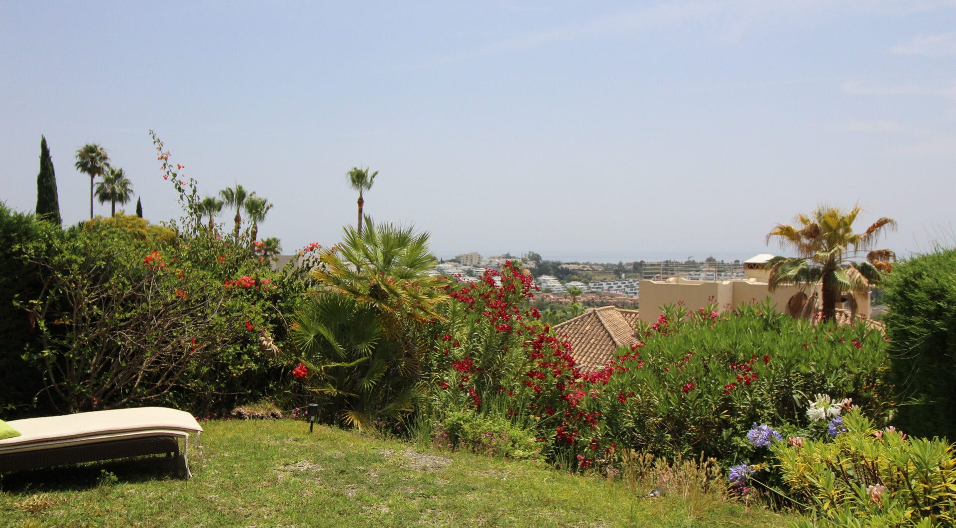 BEAUTIFULL AND PRIVATE SEMIDETACHED   OPEN VIEWS TO THE SEA