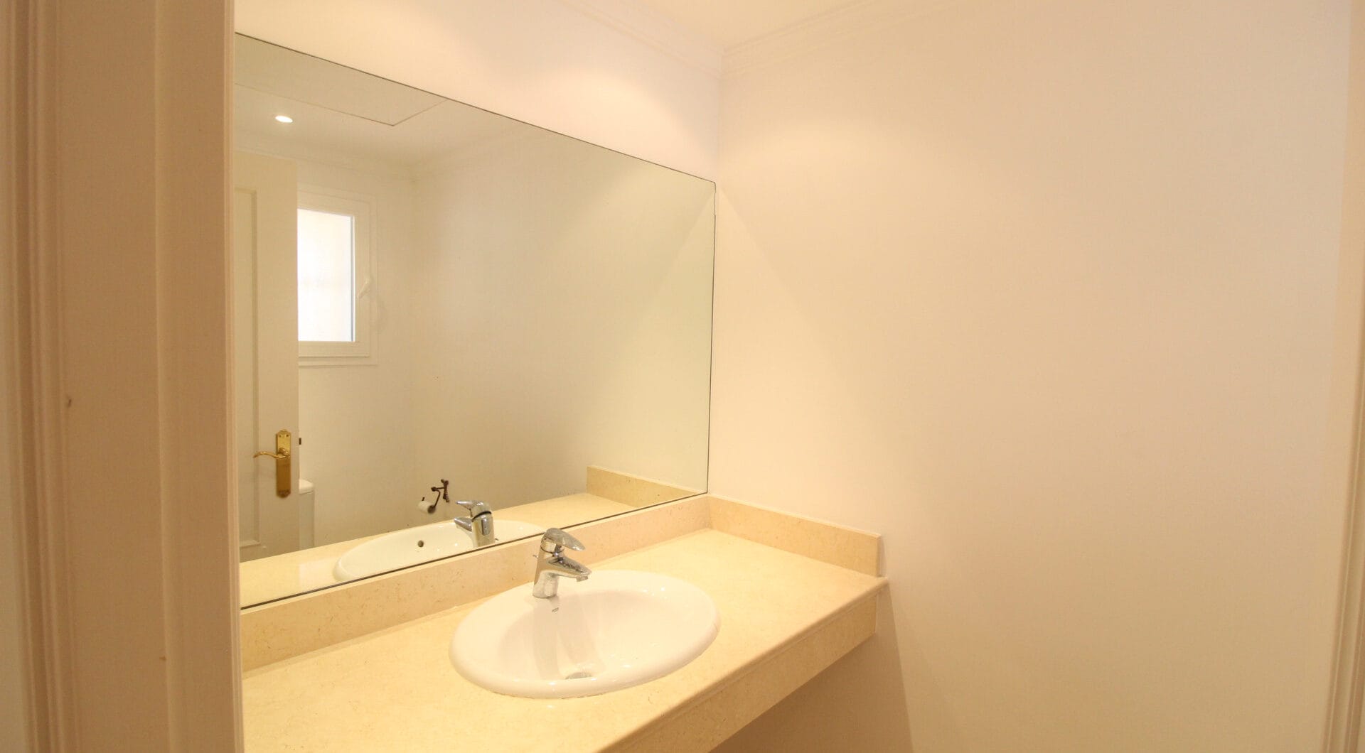 BEAUTIFULL AND PRIVATE SEMIDETACHED   OPEN VIEWS TO THE SEA