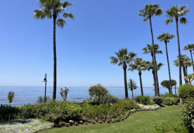 Beachfront Ground-Floor Apartment with Private Terrace in Menara Beach, Estepona