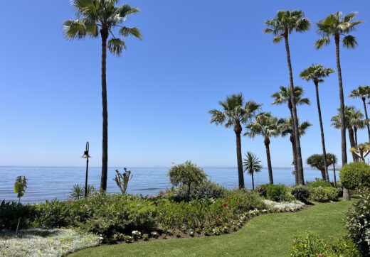 Beachfront Ground-Floor Apartment with Private Terrace in Menara Beach, Estepona
