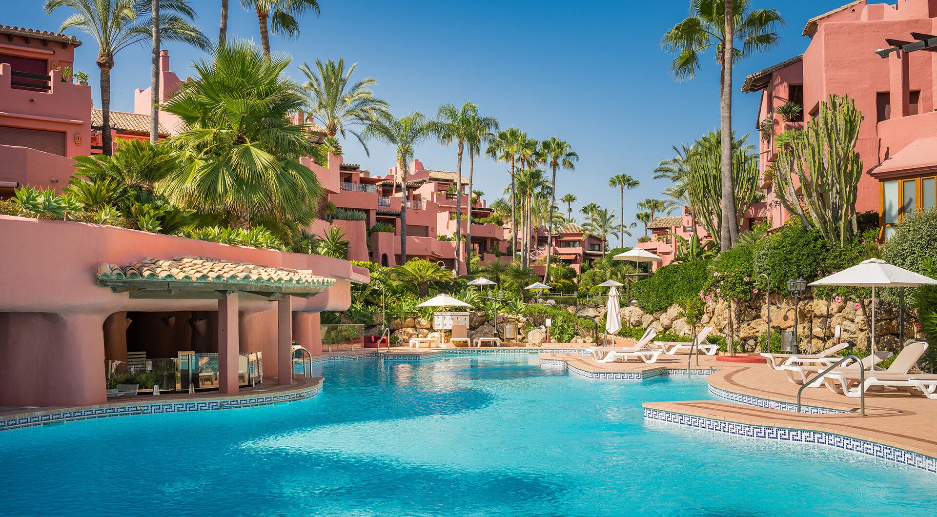 Beachfront Ground-Floor Apartment with Private Terrace in Menara Beach, Estepona