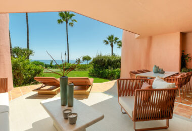 Beachfront Ground-Floor Apartment with Private Terrace in Menara Beach, Estepona