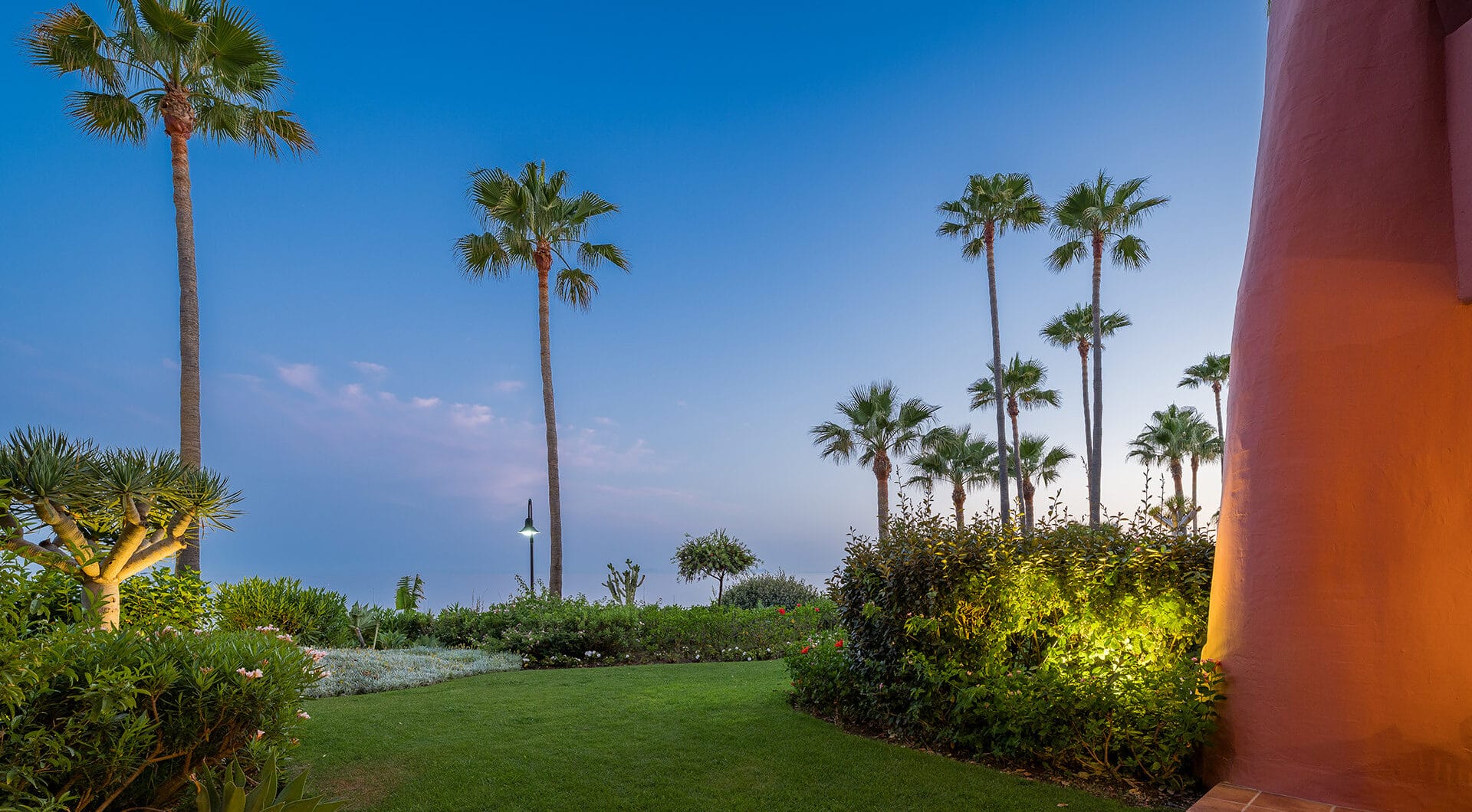Beachfront Ground-Floor Apartment with Private Terrace in Menara Beach, Estepona