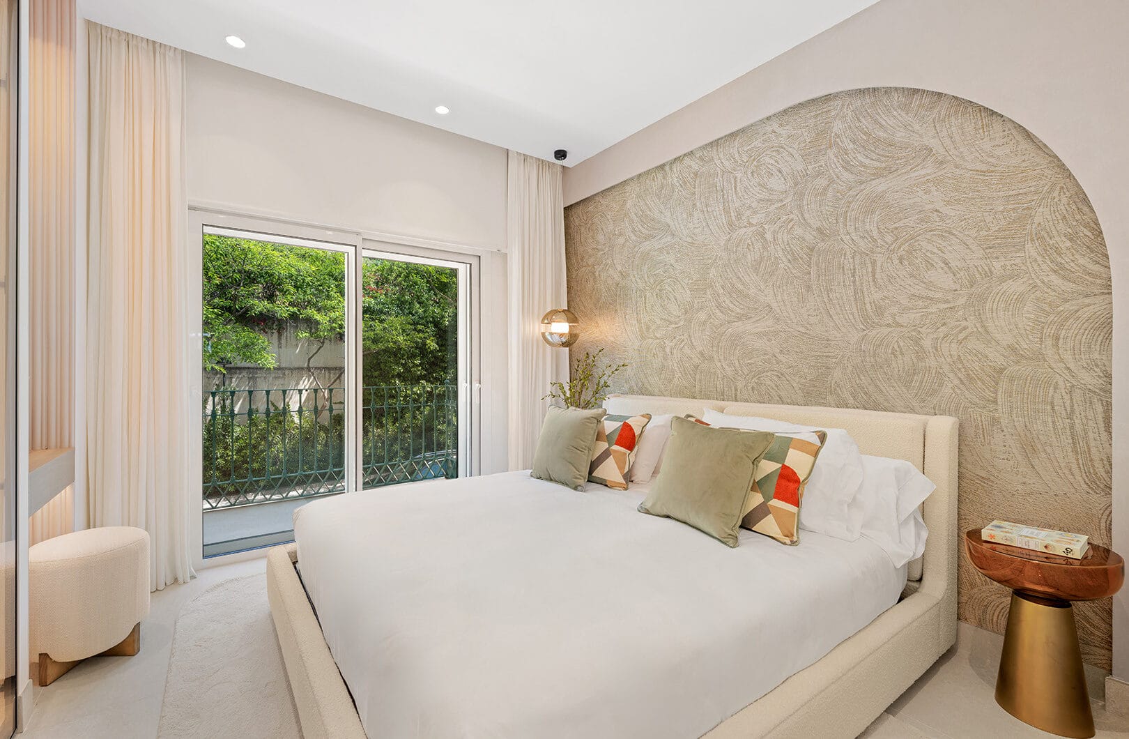 Elegant 3-Bedroom Beachfront Apartment in Rio Real Playa, Marbella