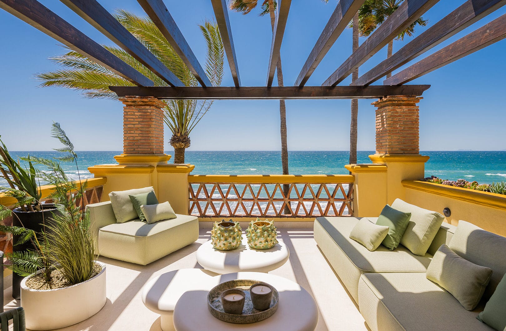 Elegant 3-Bedroom Beachfront Apartment in Rio Real Playa, Marbella