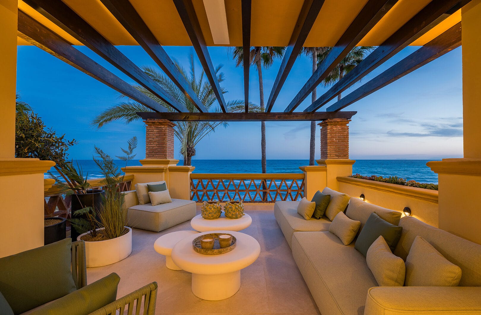 Elegant 3-Bedroom Beachfront Apartment in Rio Real Playa, Marbella