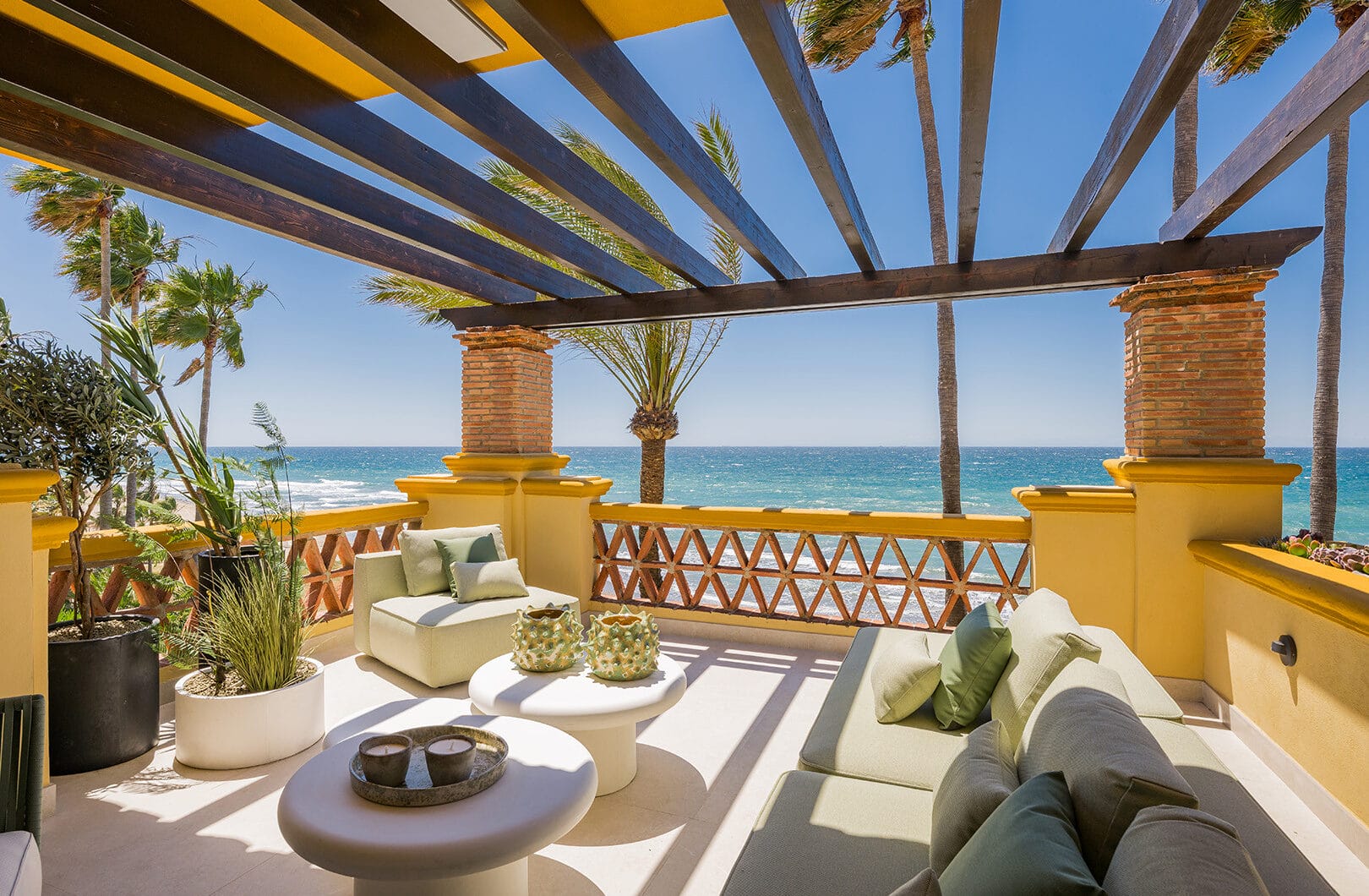 Elegant 3-Bedroom Beachfront Apartment in Rio Real Playa, Marbella
