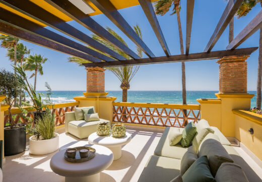 Elegant 3-Bedroom Beachfront Apartment in Rio Real Playa, Marbella