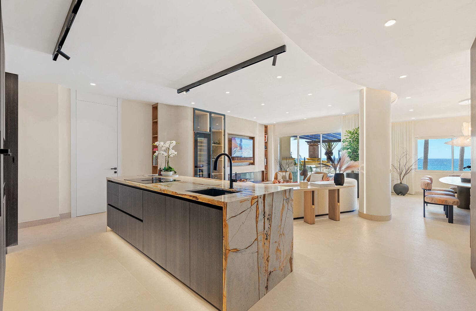 Elegant 3-Bedroom Beachfront Apartment in Rio Real Playa, Marbella