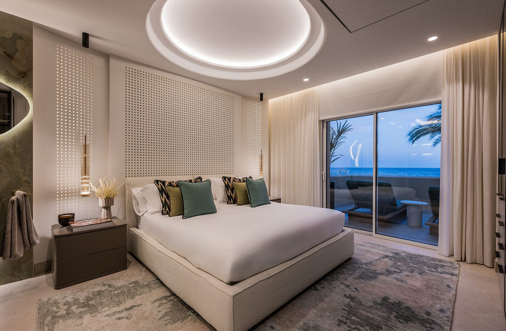 Elegant 3-Bedroom Beachfront Apartment in Rio Real Playa, Marbella