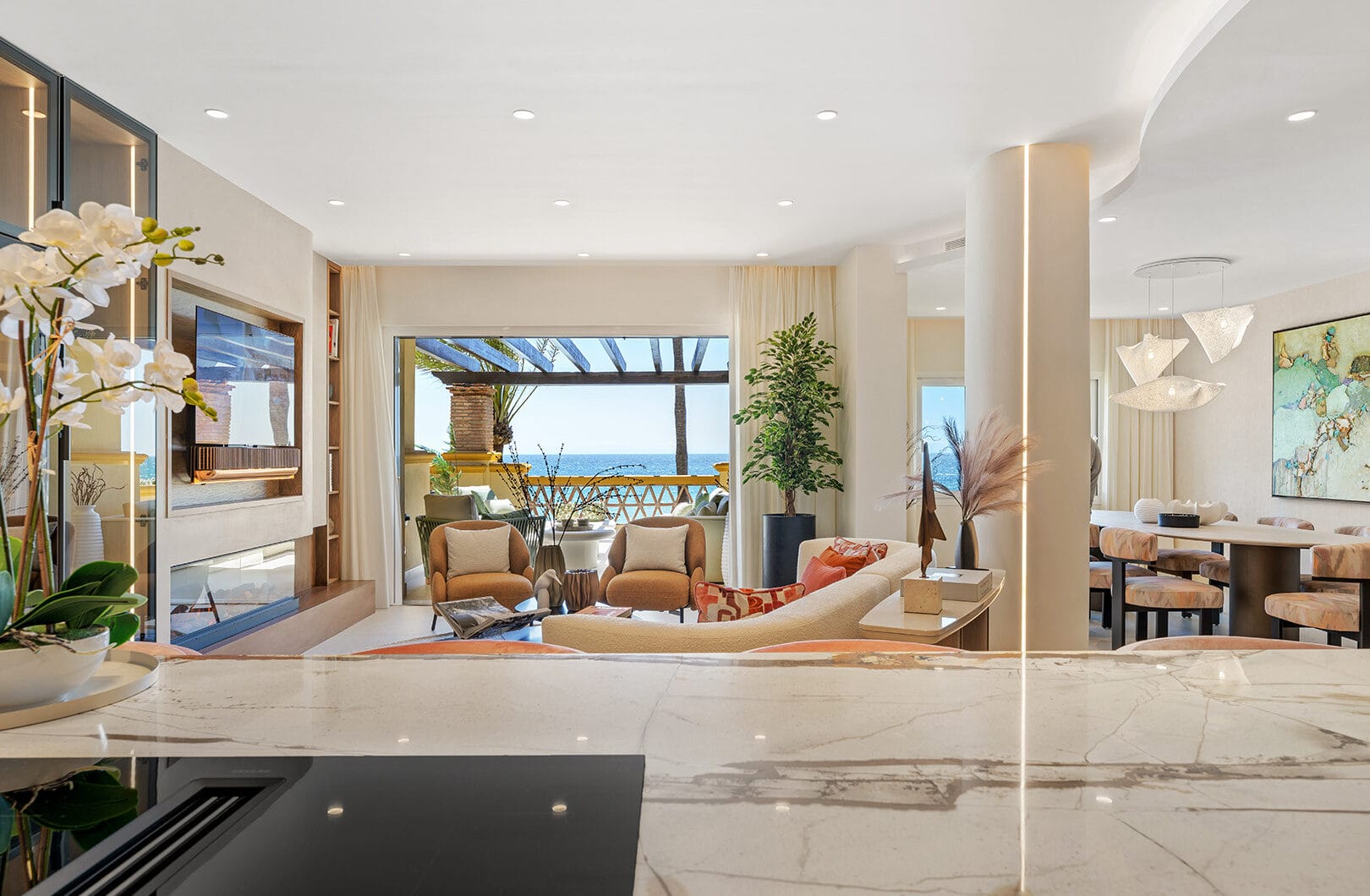 Elegant 3-Bedroom Beachfront Apartment in Rio Real Playa, Marbella