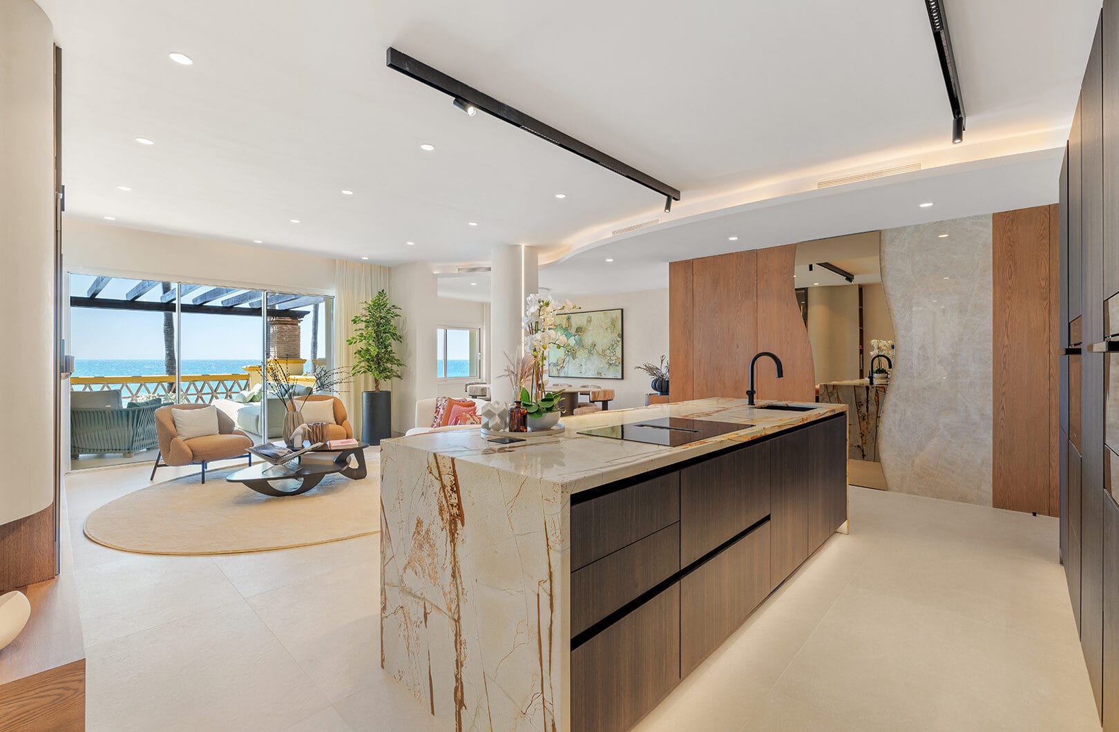 Elegant 3-Bedroom Beachfront Apartment in Rio Real Playa, Marbella