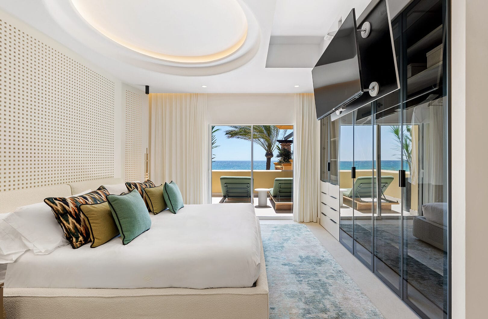 Elegant 3-Bedroom Beachfront Apartment in Rio Real Playa, Marbella