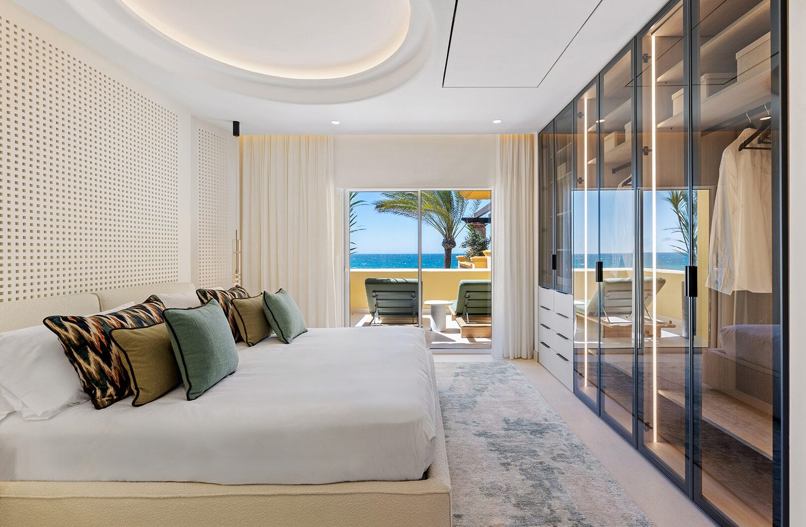 Elegant 3-Bedroom Beachfront Apartment in Rio Real Playa, Marbella