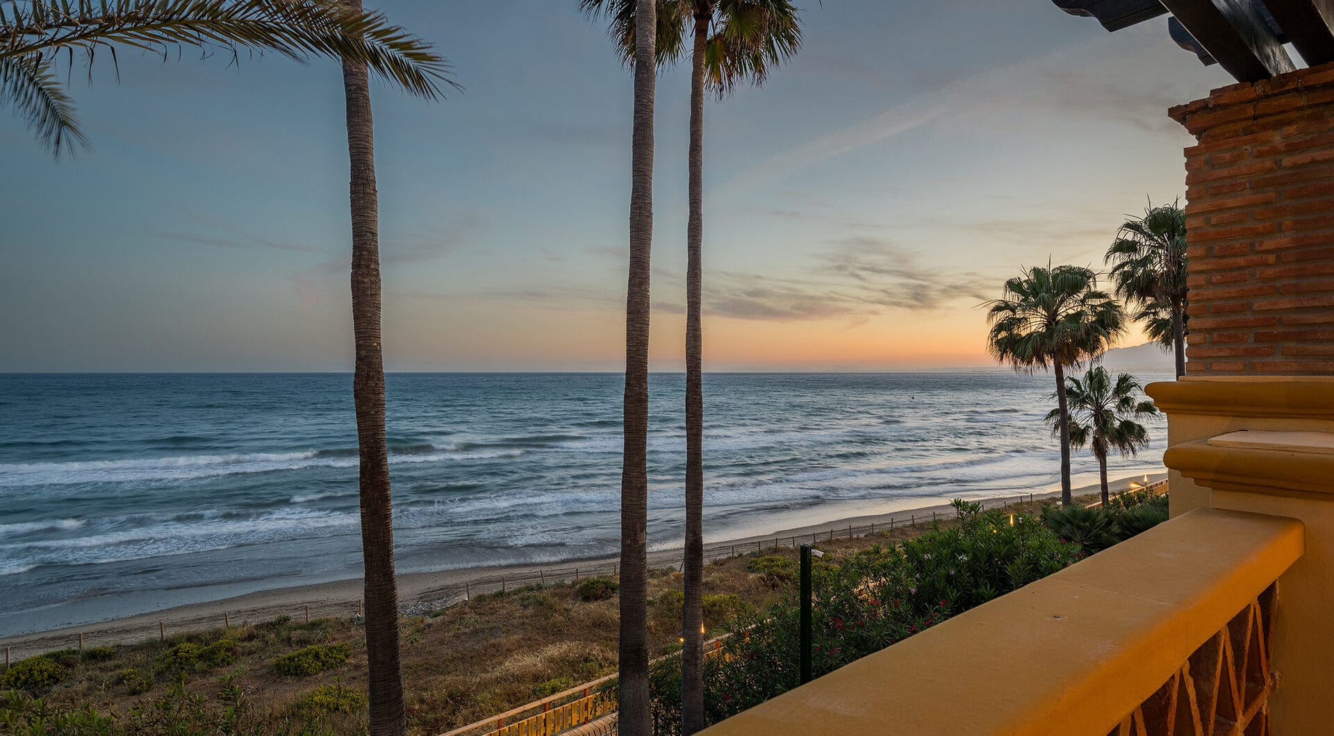 Elegant 3-Bedroom Beachfront Apartment in Rio Real Playa, Marbella