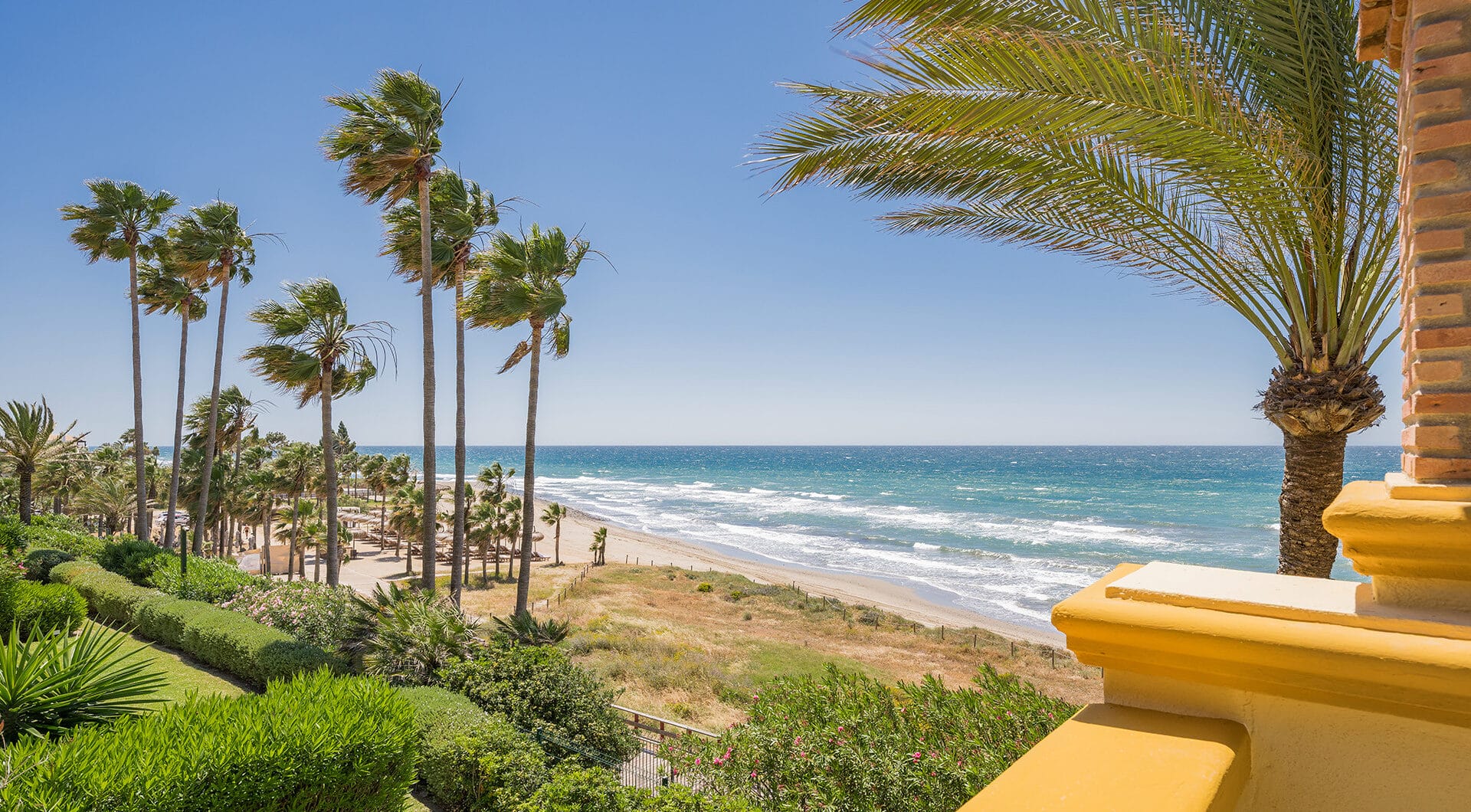Elegant 3-Bedroom Beachfront Apartment in Rio Real Playa, Marbella