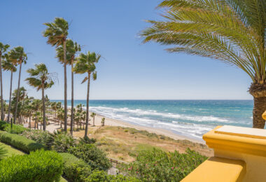 Elegant 3-Bedroom Beachfront Apartment in Rio Real Playa, Marbella