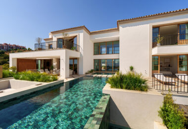 Villa Cina occupies a privileged position within The Hills, La Quinta