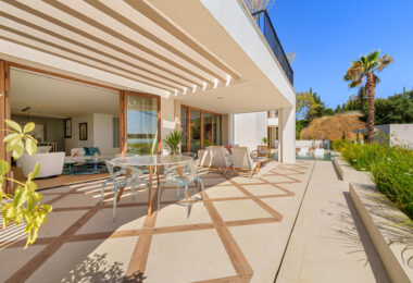 Villa Cina occupies a privileged position within The Hills, La Quinta