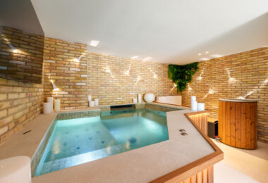 Villa Cina occupies a privileged position within The Hills, La Quinta