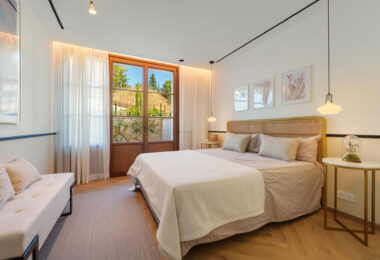 Villa Cina occupies a privileged position within The Hills, La Quinta