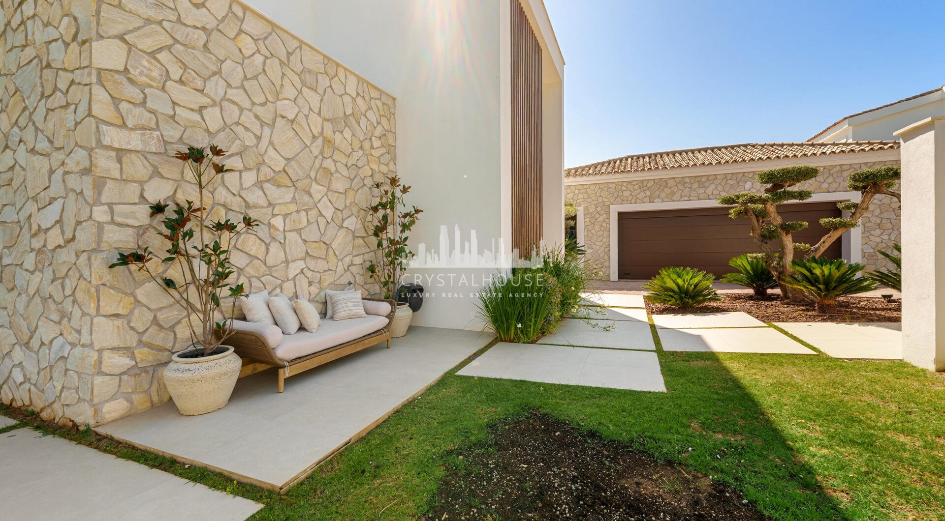 Villa Cina occupies a privileged position within The Hills, La Quinta