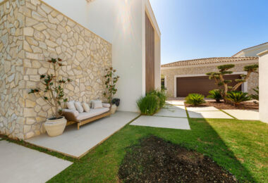 Villa Cina occupies a privileged position within The Hills, La Quinta