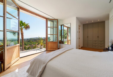 Villa Cina occupies a privileged position within The Hills, La Quinta