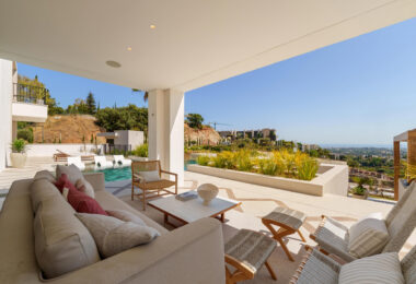Villa Cina occupies a privileged position within The Hills, La Quinta