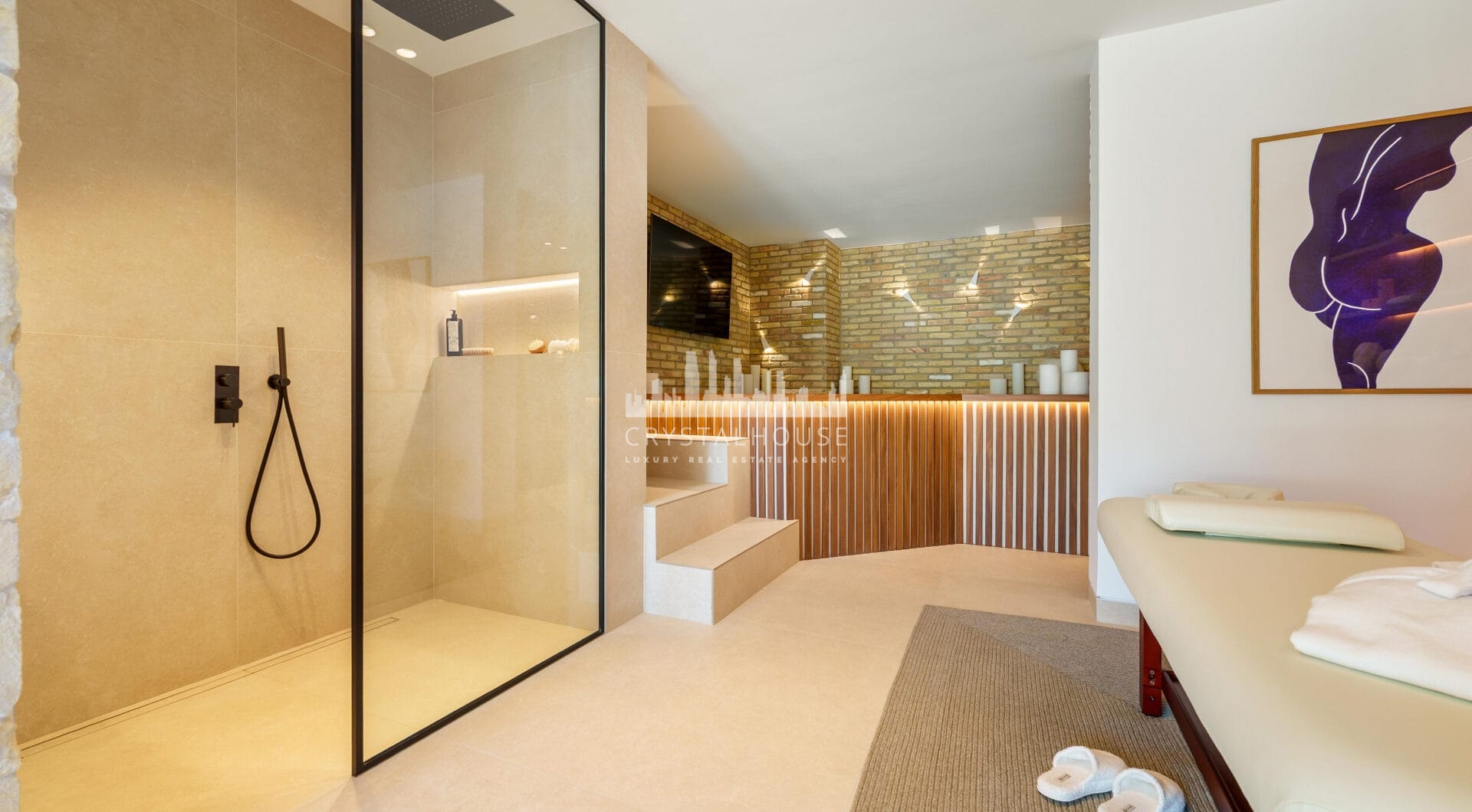Villa Cina occupies a privileged position within The Hills, La Quinta
