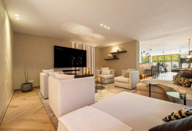 Villa Cina occupies a privileged position within The Hills, La Quinta