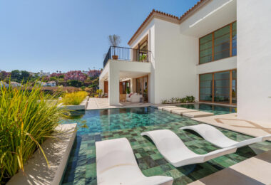 Villa Cina occupies a privileged position within The Hills, La Quinta