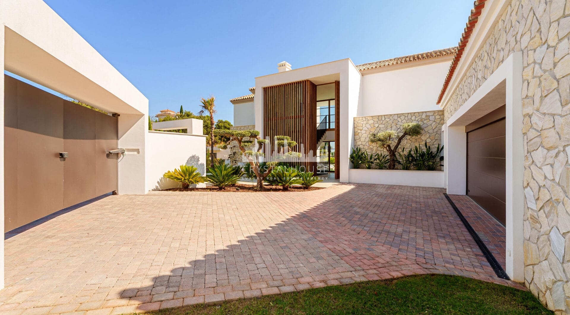 Villa Cina occupies a privileged position within The Hills, La Quinta